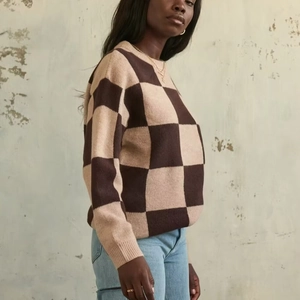 Loose brown and beige checkerboard knit sweater with crew neck and ribbed cuffs