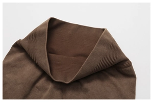 Détail de la taille haute côtelée sur le short de yoga sans couture marron foncé