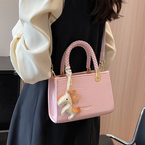 Sac seau rose texture crocodile avec poignée tressée violette et pendentif cheval