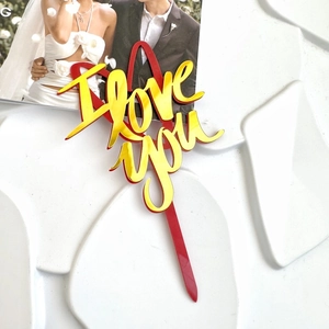 Dettaglio cake topper a doppio strato in acrilico I love you rosso e oro