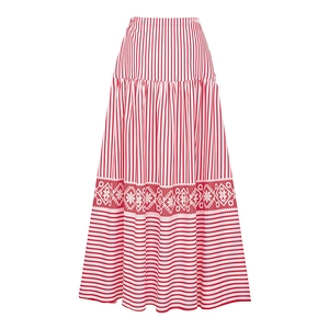 Detailansicht eines Maxirocks mit hoher Taille, rot-weißen Streifen und Blumenmuster-Borte