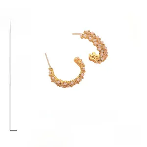 Detail of C-shaped earring with pearls, zircons and S925 silver needle features
