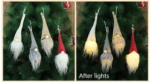 Confronto tra gnomi di Natale luminosi con luci calde e cappelli lavorati a maglia su albero