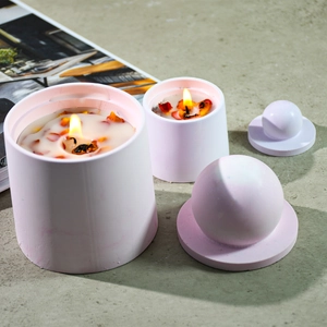Kerzenständer-Set aus rosa Keramik mit Kugeldeckel und getrockneten Blütenblättern