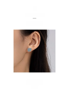 Nahaufnahme von eleganten S925 Sterling Silber Blattohrringen mit Türkis am Modell