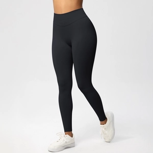 Detailansicht der nahtlosen schwarzen High-Waist-Yogahose mit Push-Up-Effekt und mattem Finish