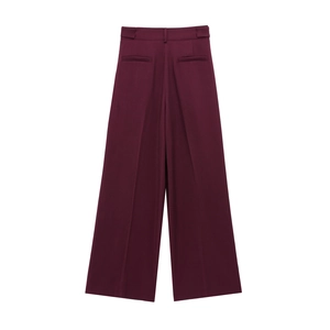 Vue détaillée du pantalon large bordeaux foncé avec texture de tissu sergé diagonal de qualité