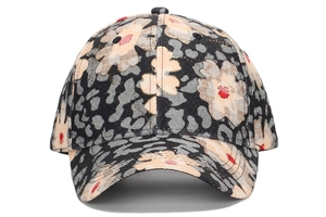 Gros plan détaillé d'une casquette de baseball fleurie avec imprimé abstrait moderne
