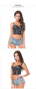 Dettaglio del bustier in ecopelle nera con borchie a stella argentate e coppe imbottite