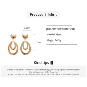 Detailed size specifications of hollow teardrop gold alloy earrings with measurements