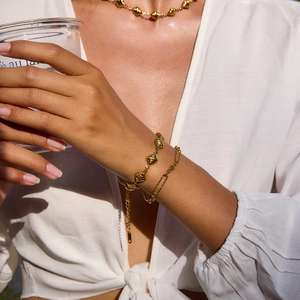 Goldenes Schmuckset mit Muschelanhänger-Halskette und mehrlagigem Armband für Damen