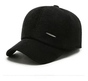 Détail de la casquette de baseball en velours côtelé noir avec logo SPORT en métal