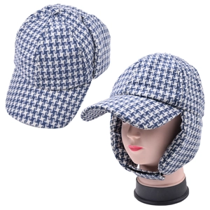 Dettaglio del cappello invernale con motivo pied-de-poule blu e paraorecchie