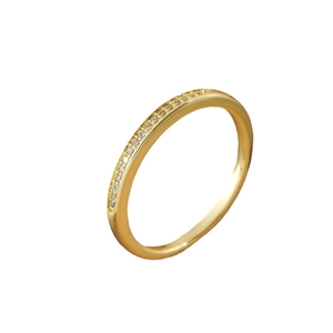 Bague plaquée or minimaliste avec une rangée de zircons scintillants sur fond blanc