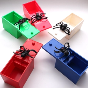 Funny spider prank gift boxes in five colors with realistic crawly spider inside