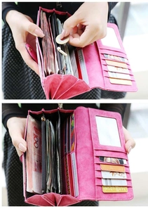 Detalle de billetera rosa mate con ranuras para tarjetas y compartimento con cremallera