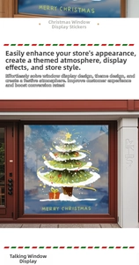 Detail eines grünen Weihnachtsbaum Fenstertattoos mit Merry Christmas Schriftzug auf Glas