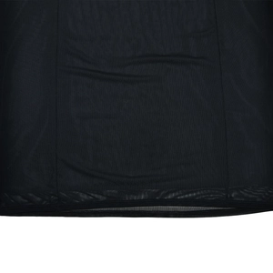 Détail du tissu en maille noire montrant la texture fine et la qualité des coutures