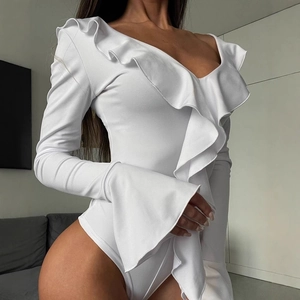 Elegante body bianco con scollo a V e maniche a campana con volant a strati vestibilità
