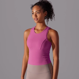 Détail du débardeur de yoga rose montrant la texture en nylon et la coupe ajustée