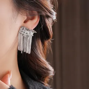 Boucles d'oreilles élégantes en argent plaqué or avec pampilles serties de zircons