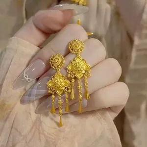 Eleganti orecchini a goccia in oro con incisioni floreali e lunghe nappe a punta