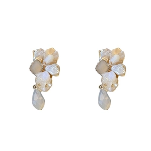 Boucles d'oreilles pétales élégantes avec perles grises en forme de goutte d'eau