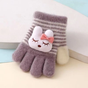 Détail de gants en tricot à rayures violettes pour enfants avec un lapin 3D mignon