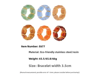 Détail macro de larges bracelets en résine en six couleurs avec maillons en acier inoxydable