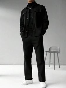 Vue complète détaillée de l'ensemble deux pièces noir pour homme avec veste et pantalon