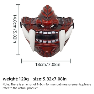 Détail du masque demi-visage samouraï rouge avec dimensions de 18 cm x 14,8 cm