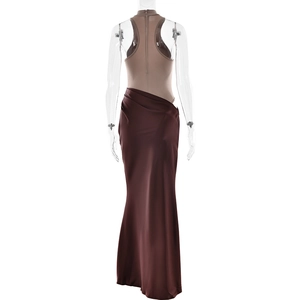 Vue arrière d'une robe maxi bicolore avec découpe à la taille et contraste chic beige et marron