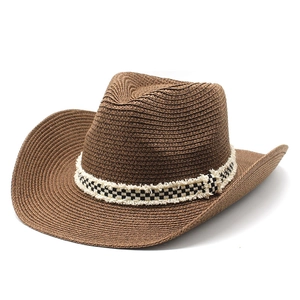 Dettaglio di cappello da cowboy in paglia marrone con nastro a scacchi bianco e nero