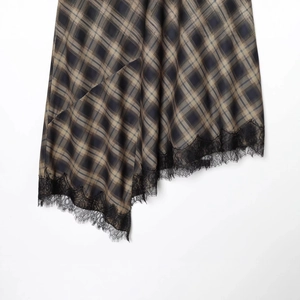 Jupe à carreaux avec ourlet asymétrique et bordure en dentelle noire sur motif marine