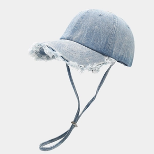 Casquette en denim bleu clair vieilli avec cordon coupe-vent et bords effilochés stylés