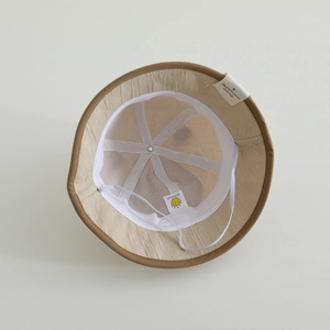 Détail du chapeau de soleil pour bébé avec doublure en maille respirante et mentonnière réglable