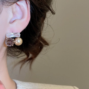 Détails de boucles d'oreilles avec zircon carré, pierre violette et perle dorée