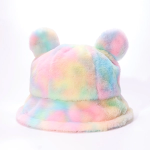 Détail du chapeau bob en peluche tie-dye arc-en-ciel avec oreilles d'ours et fausse fourrure