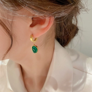 Boucles d'oreilles créoles ovales en acier inoxydable et résine émeraude vintage