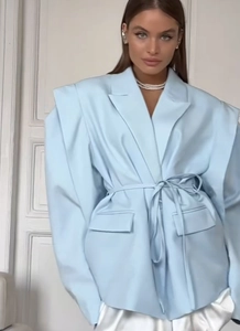 Detailansicht hellblauer Blazer mit Gürtel, strukturierten Schulterpolstern und Revers