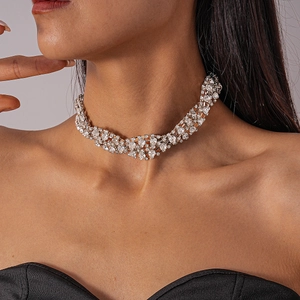 Dettaglio della collana choker con strass scintillanti e base in metallo argento