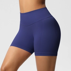 Détail du short de fitness sans couture à taille haute bleu marine avec effet galbant