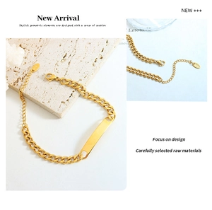 Detail of 18k gold plated chunky chain bracelet with 316L steel lobster clasp and tag