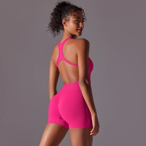 Détail d'un combishort de yoga sans couture rose vif avec dos nu et bretelles en T