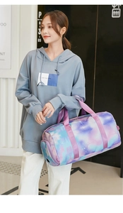 Sac de voyage imperméable imprimé étoilé bleu-violet avec sangles roses porté par mannequin
