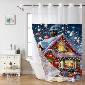 Detail eines Weihnachts-Duschvorhangs mit verschneitem Hausmotiv im Badezimmer