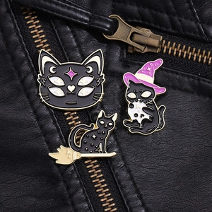 Set de tres pines de esmalte de gato negro estilo punk con luna mística en chaqueta