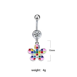 Détail d'un piercing nombril fleur colorée avec pendentif de 15 mm et poids 4g