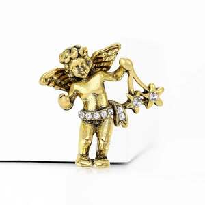 Vintage bronzen engelspeld met fonkelende kristallen op witte achtergrond