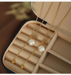Detail der 18K vergoldeten Schlangenkette mit Perlenanhänger und Quastenverstellung
